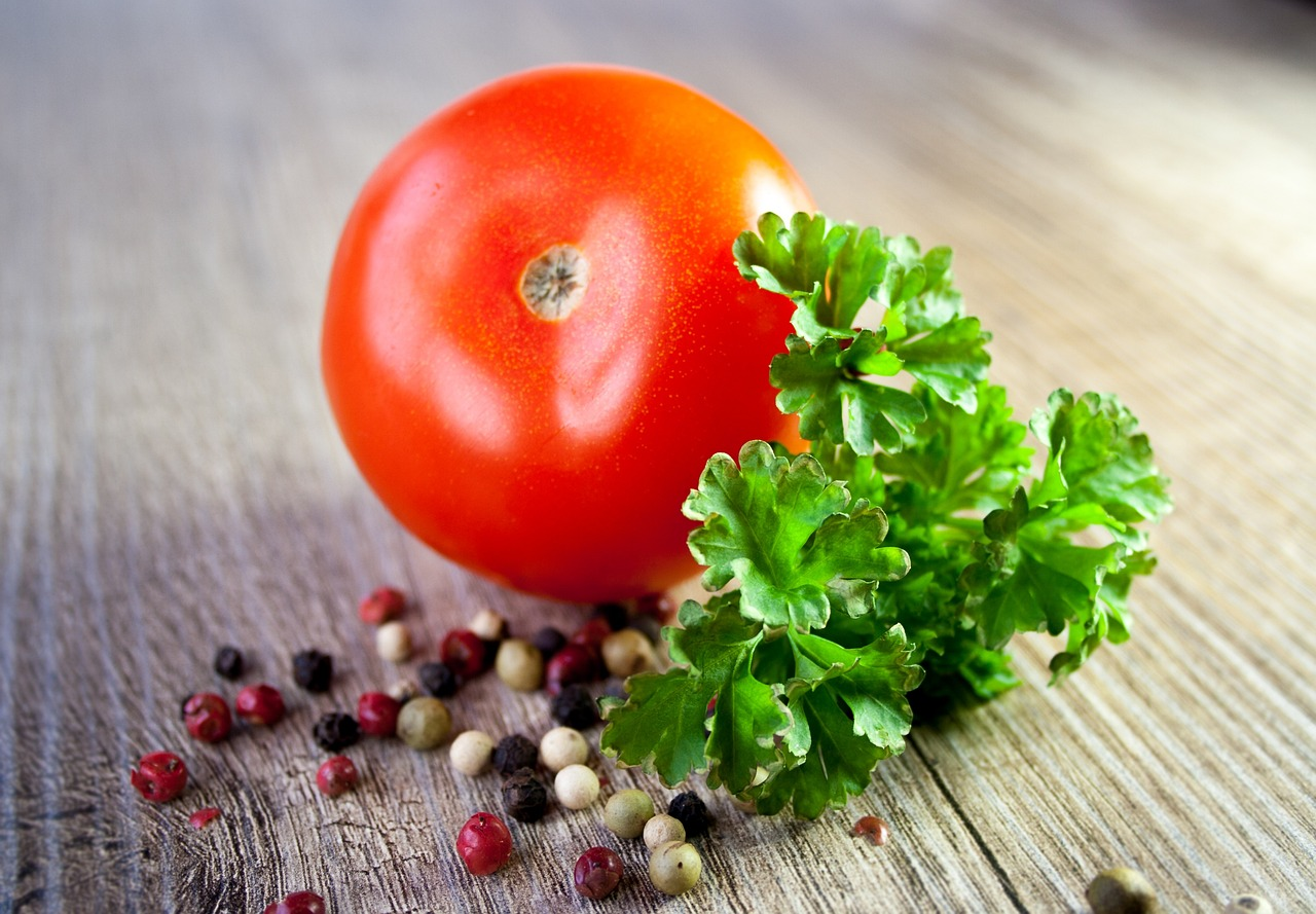 picture of tomato and leaves